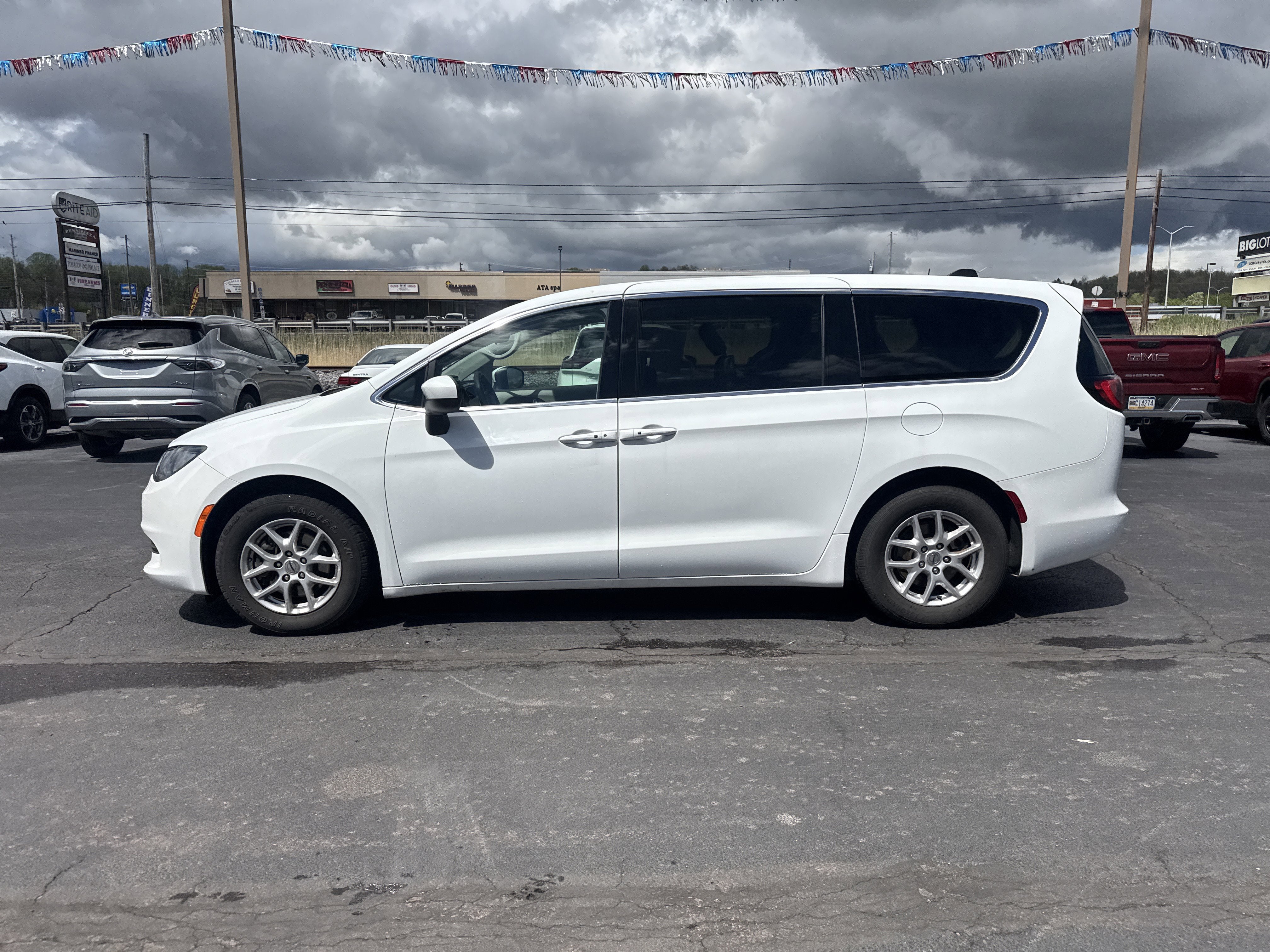 2023 Chrysler Voyager LX