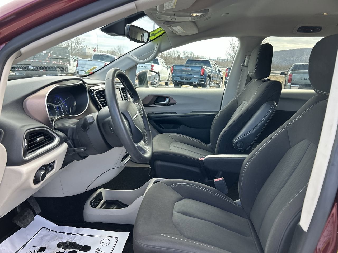 2023 Chrysler Voyager LX