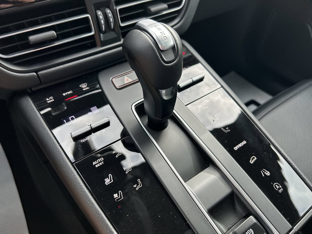 2025 Porsche Macan 4DR AWD