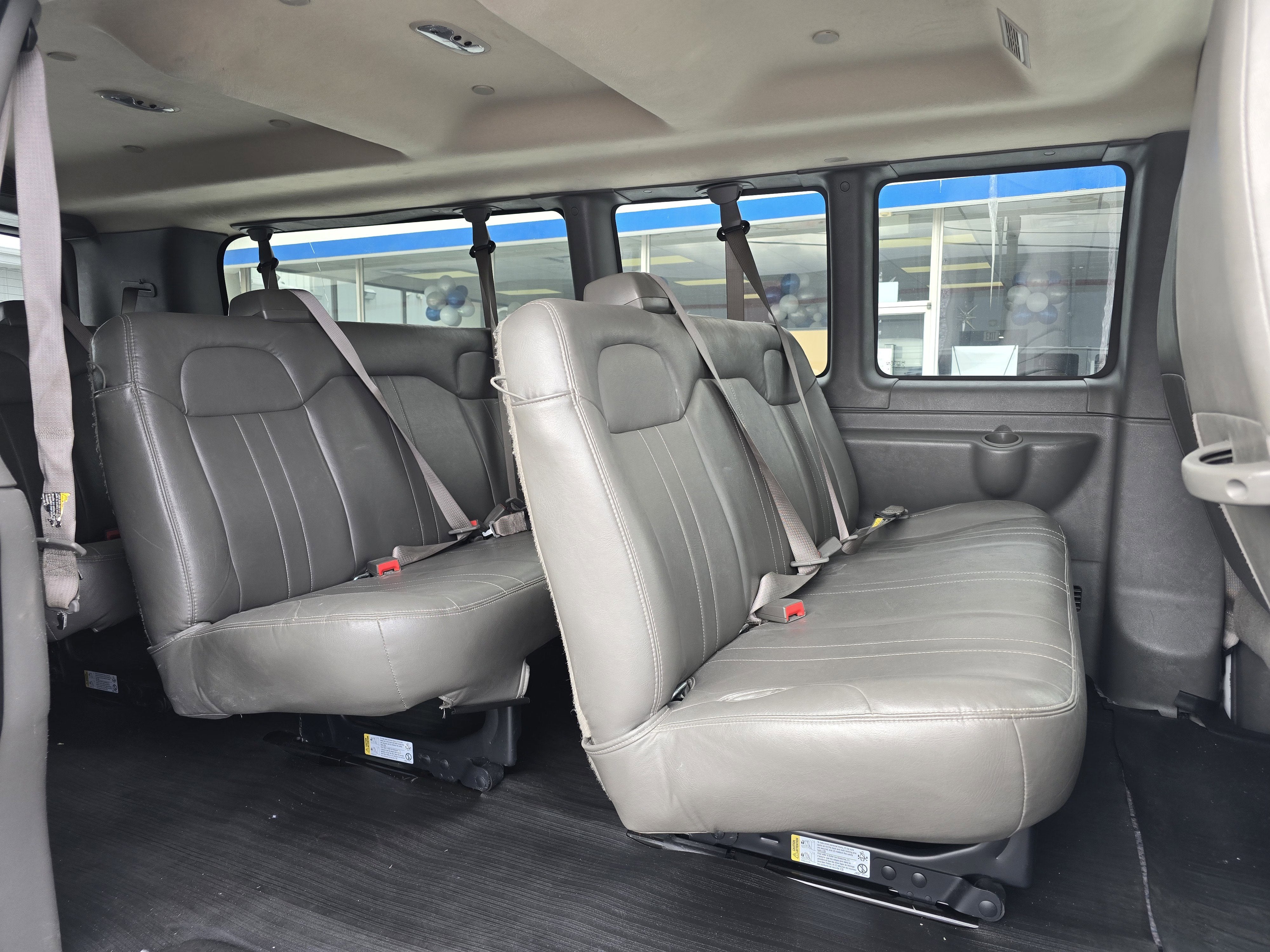 2024 Chevrolet Express Passenger 3500 1LS