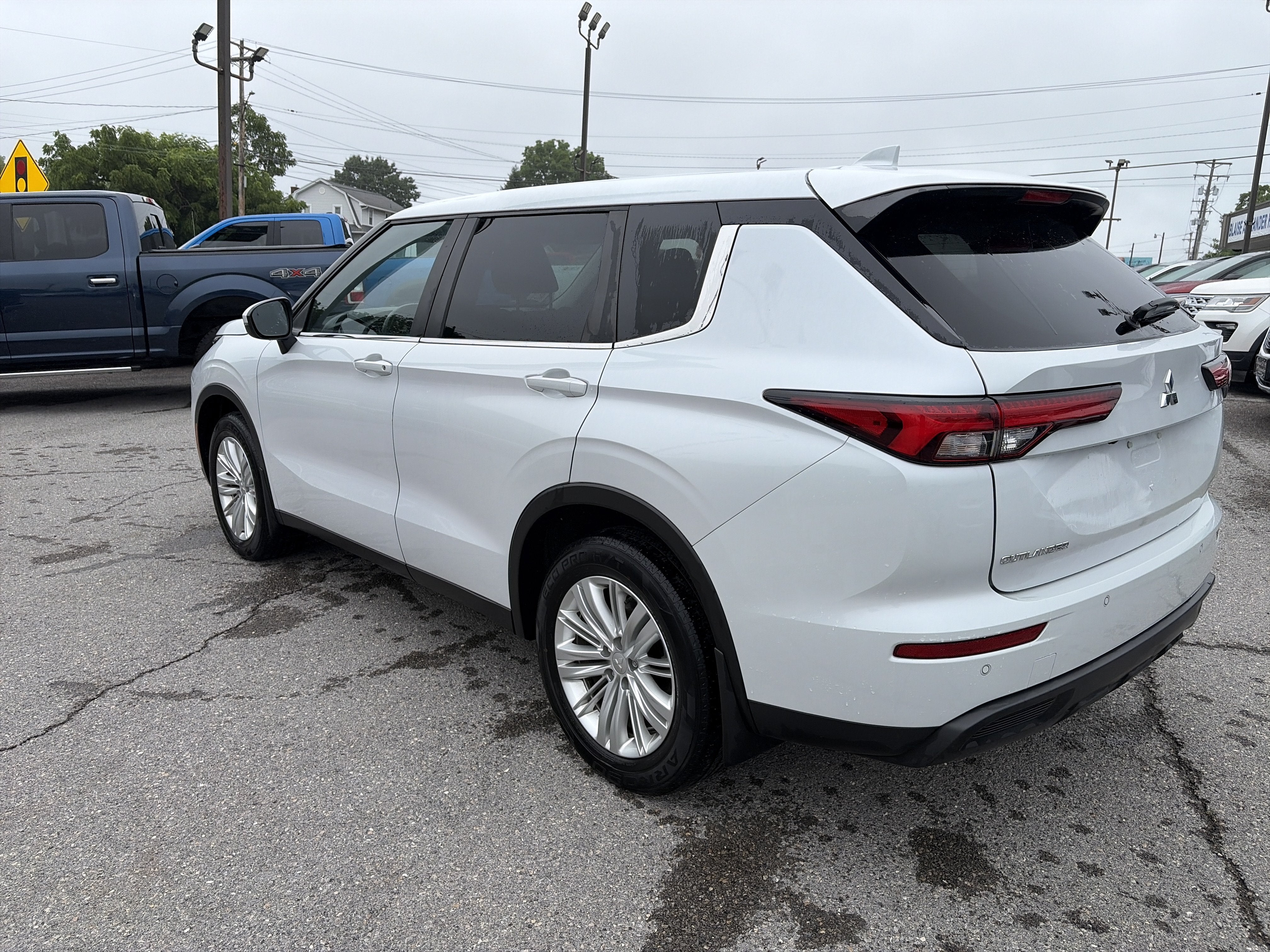 2022 Mitsubishi Outlander ES