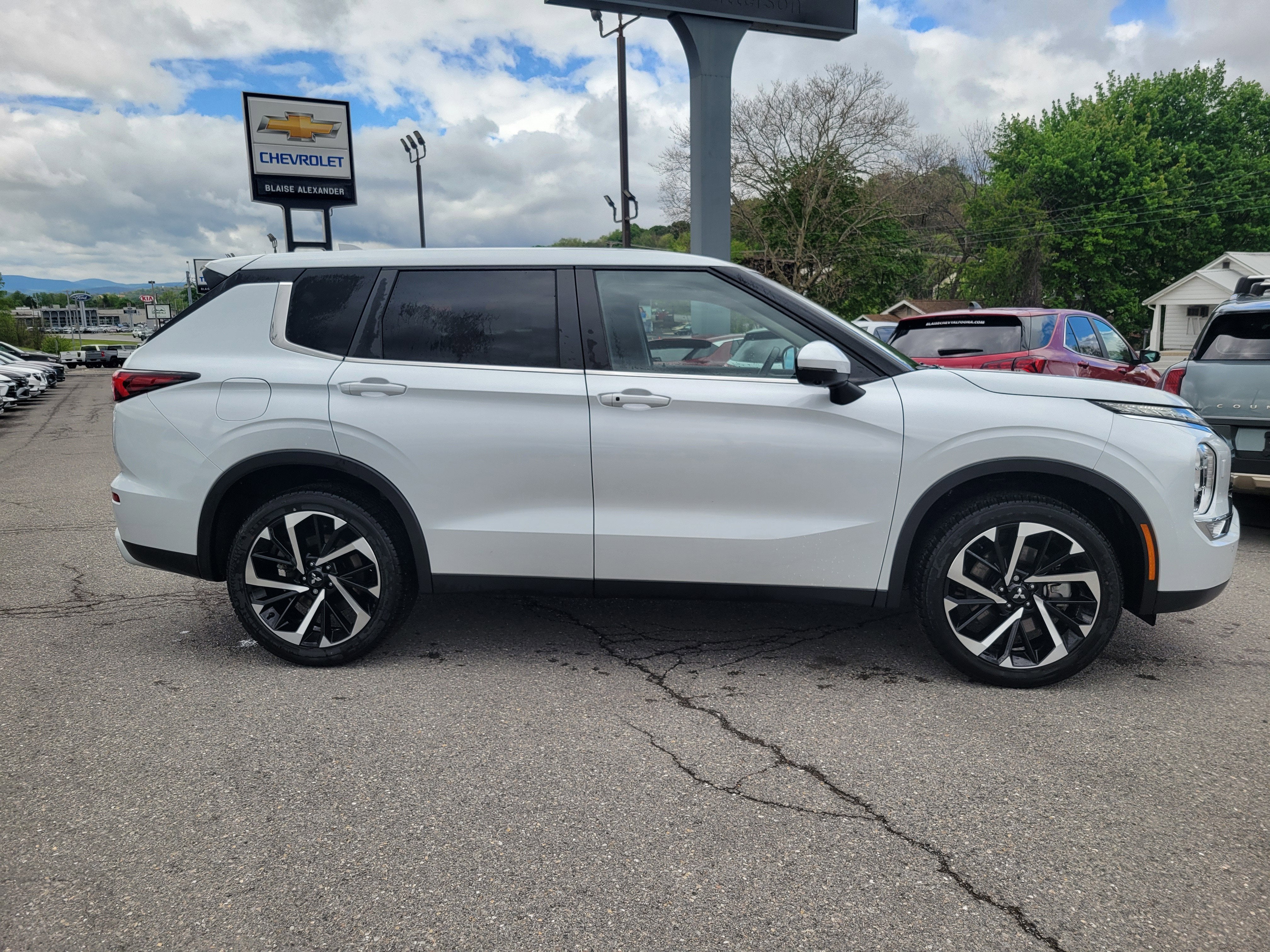 2024 Mitsubishi Outlander SE