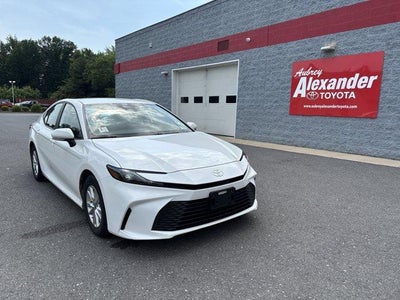 2025 Toyota Camry LE (SE)