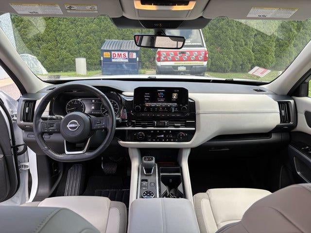 2025 Nissan Pathfinder SL 4WD