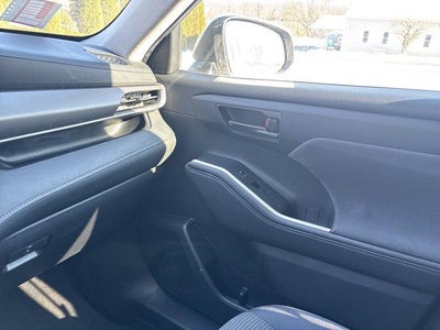 2024 Toyota Highlander LE AWD (SE)