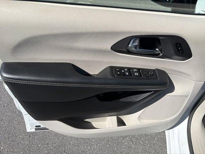 2024 Chrysler Pacifica Hybrid Select FWD