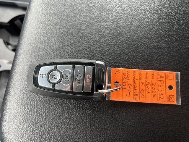 2025 Ford Super Duty F-350 DRW LARIAT 4WD Crew Cab 8' Box