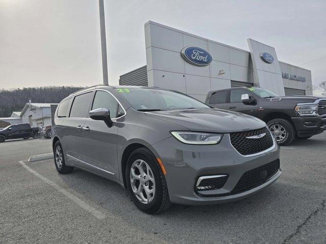 2023 Chrysler Pacifica Limited's photo